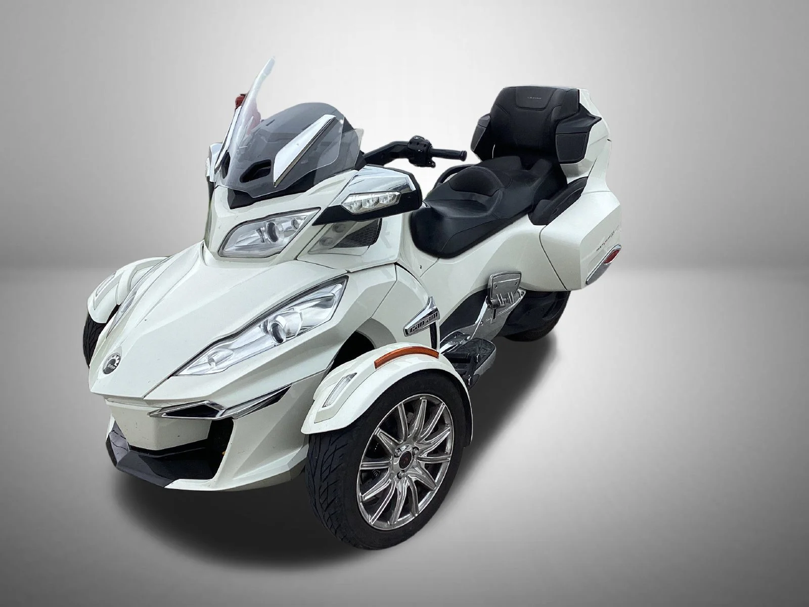 Used 2017 White Can-Am  image 1