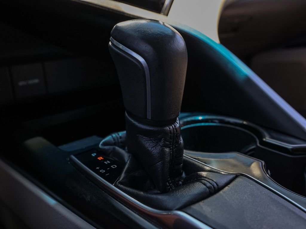 Used 2018 White Toyota SE image 29