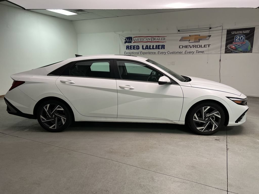 2025 Hyundai Elantra Limited - Photo 9