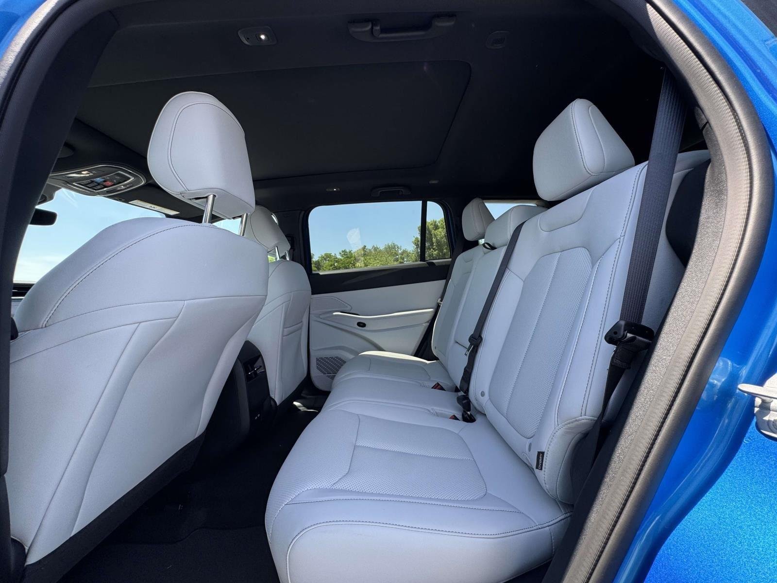 New 2026 Hydro Blue Pearl-Coat Exterior Paint Jeep Limited image 19