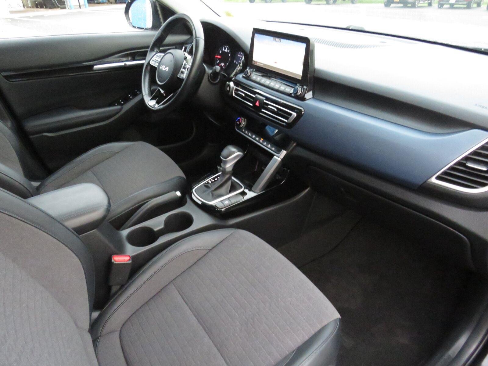 Used 2022 Cherry Black Kia S image 17