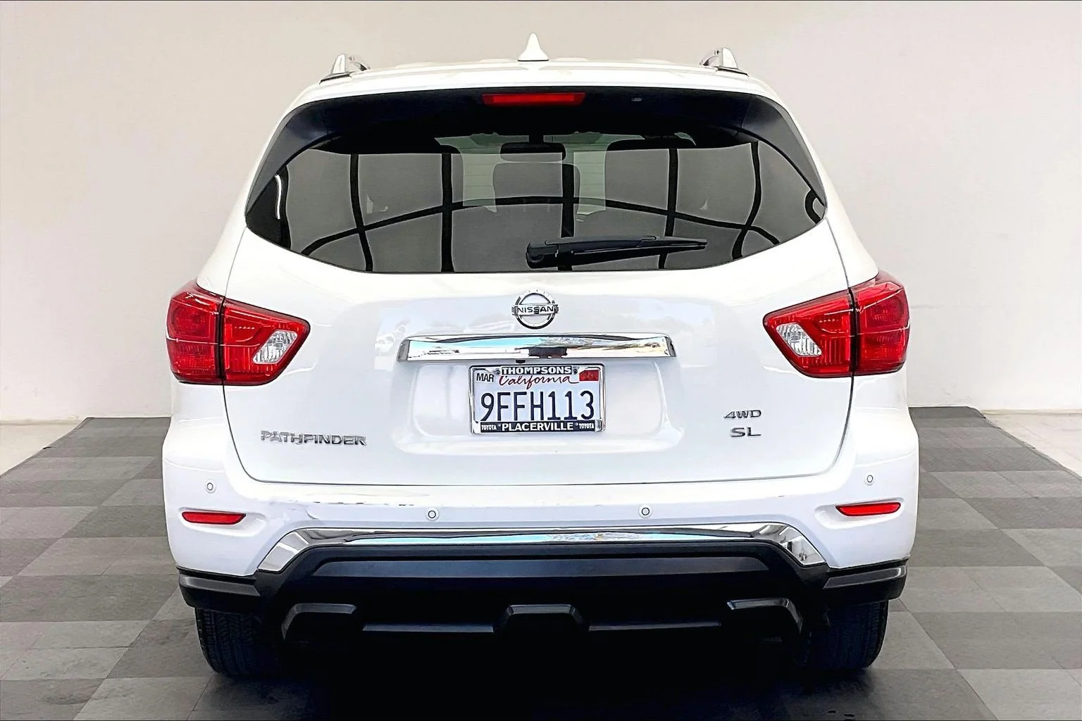Used 2020 Glacier White Nissan SL image 3