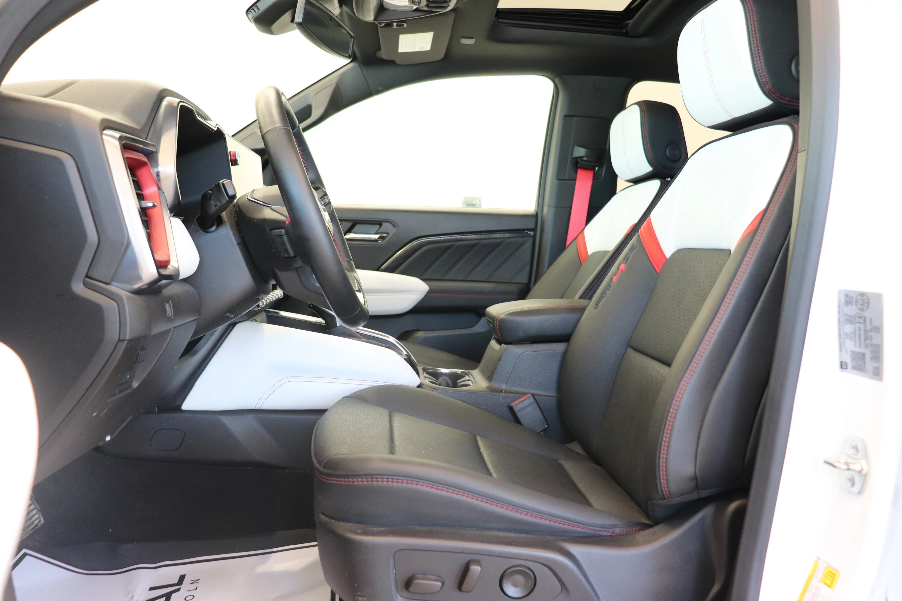 Used 2024 White GMC AT4X image 8