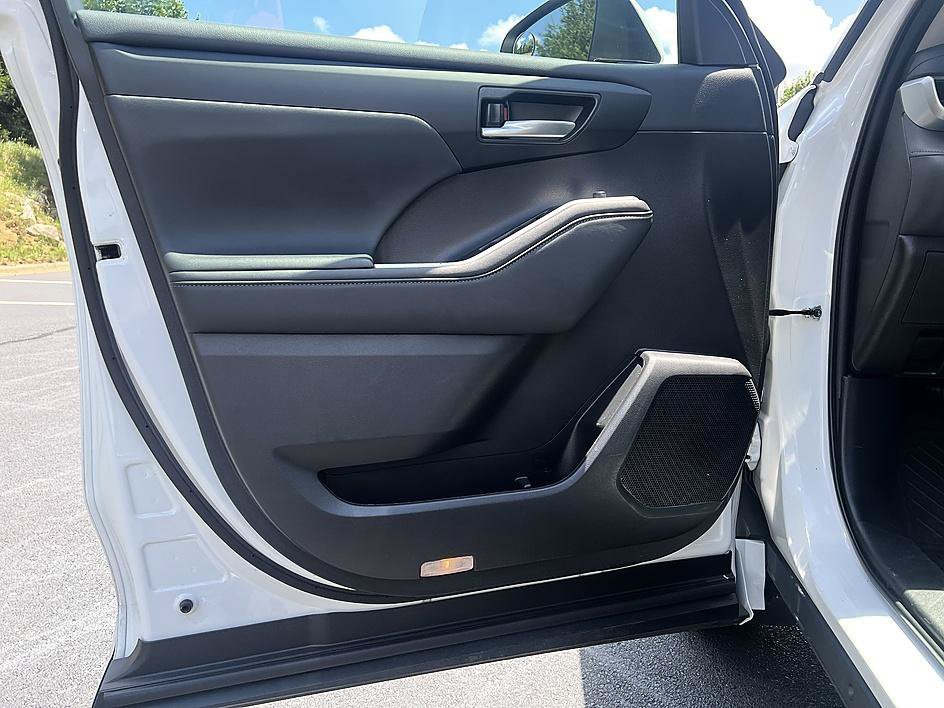 Used 2023 Pearl Toyota XLE image 9