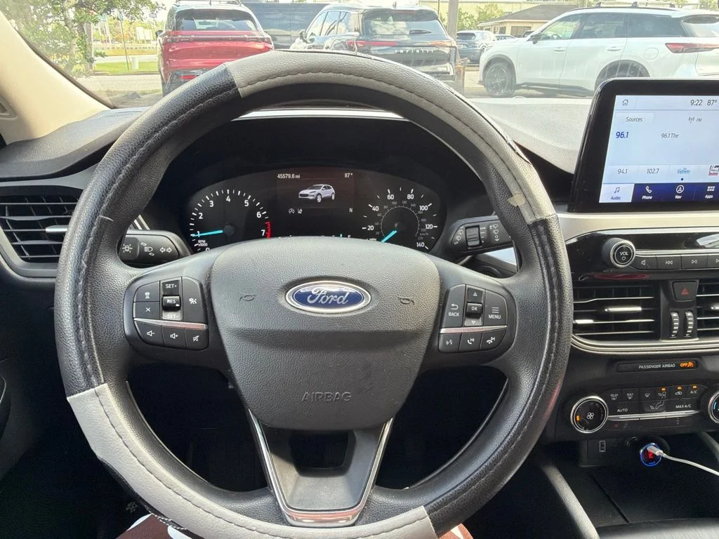 Used 2020 Red Ford SE image 9