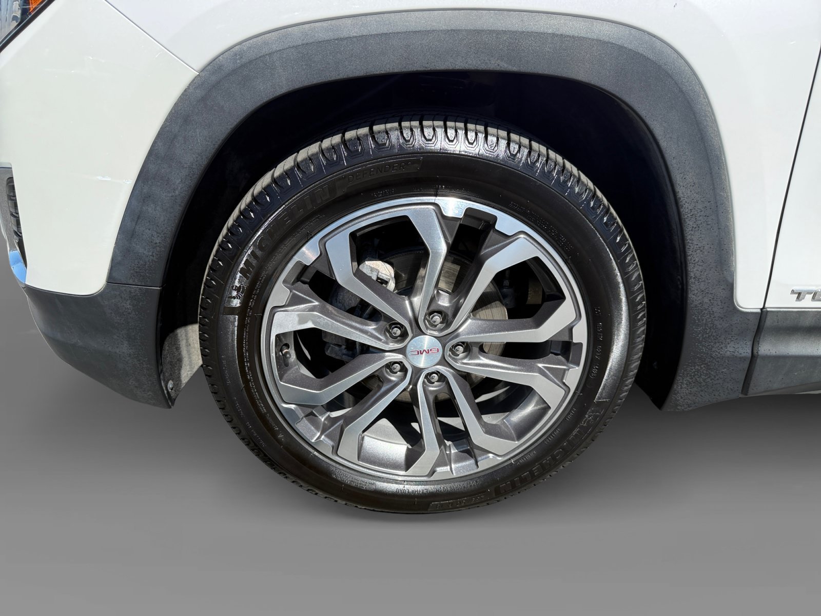 Used 2020 White Frost Tricoat GMC SLT image 9