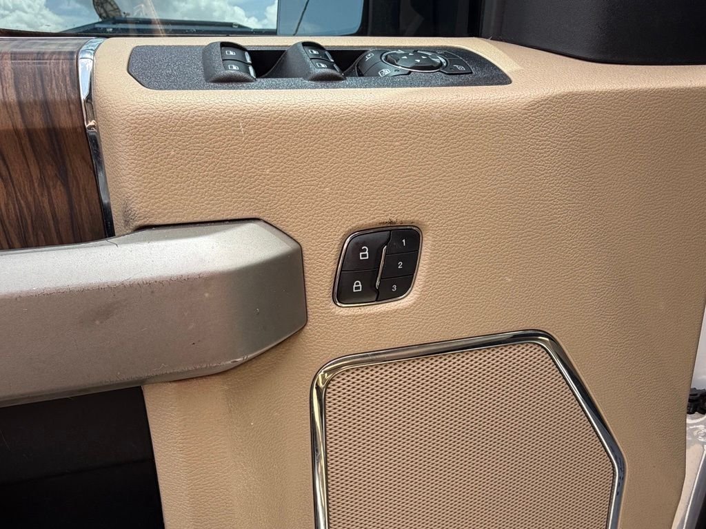 Used 2020  Ford Lariat image 31