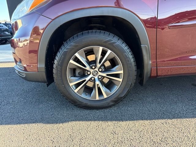 Used 2016 Red Toyota XLE V6 image 8
