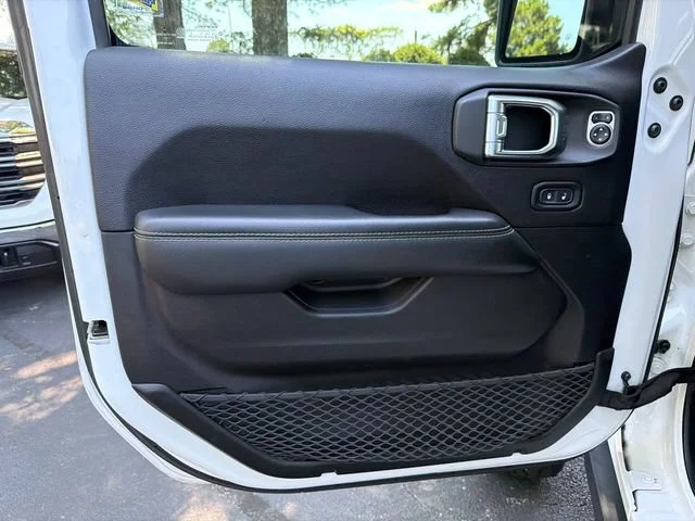 Used 2020 White Jeep Overland 4x4 image 10