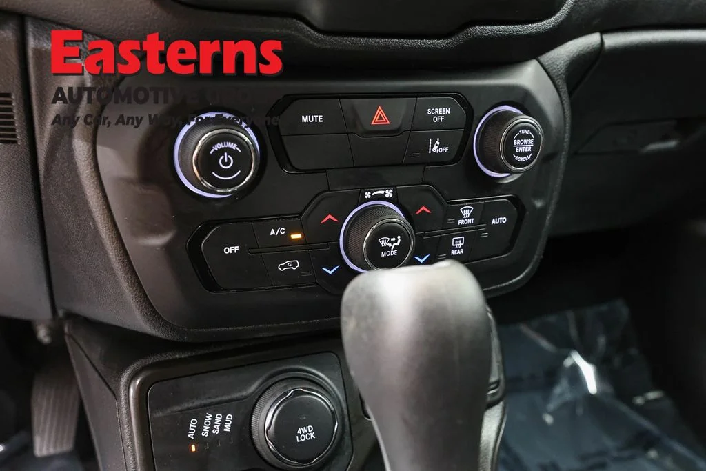 Used 2021 Red Jeep Latitude image 19