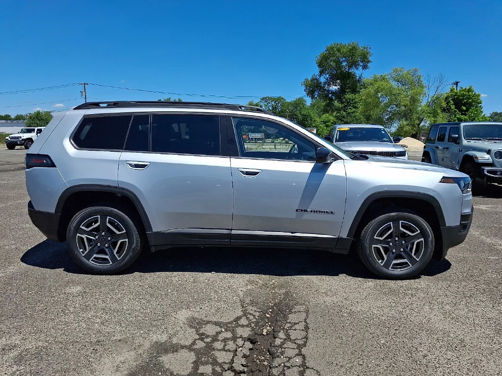 New 2026 Silver Zynith Clear-Coat Exterior Paint Jeep Laredo image 9