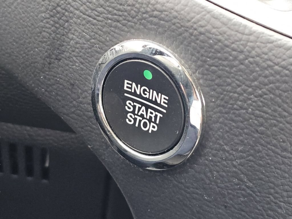 Used 2022 Oxford White Ford SE image 16
