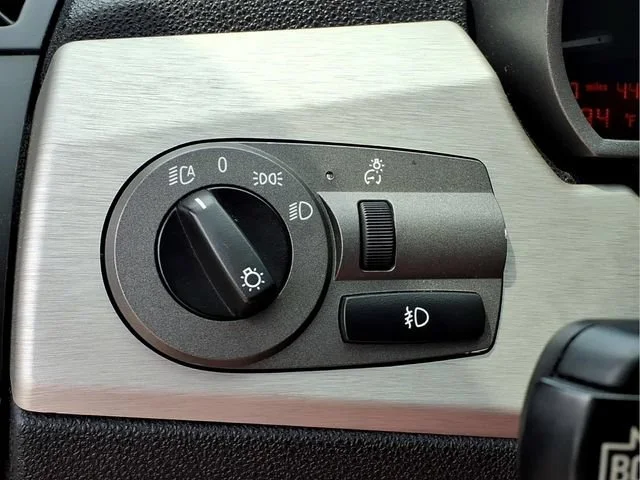Used 2003  BMW 2.5i image 12