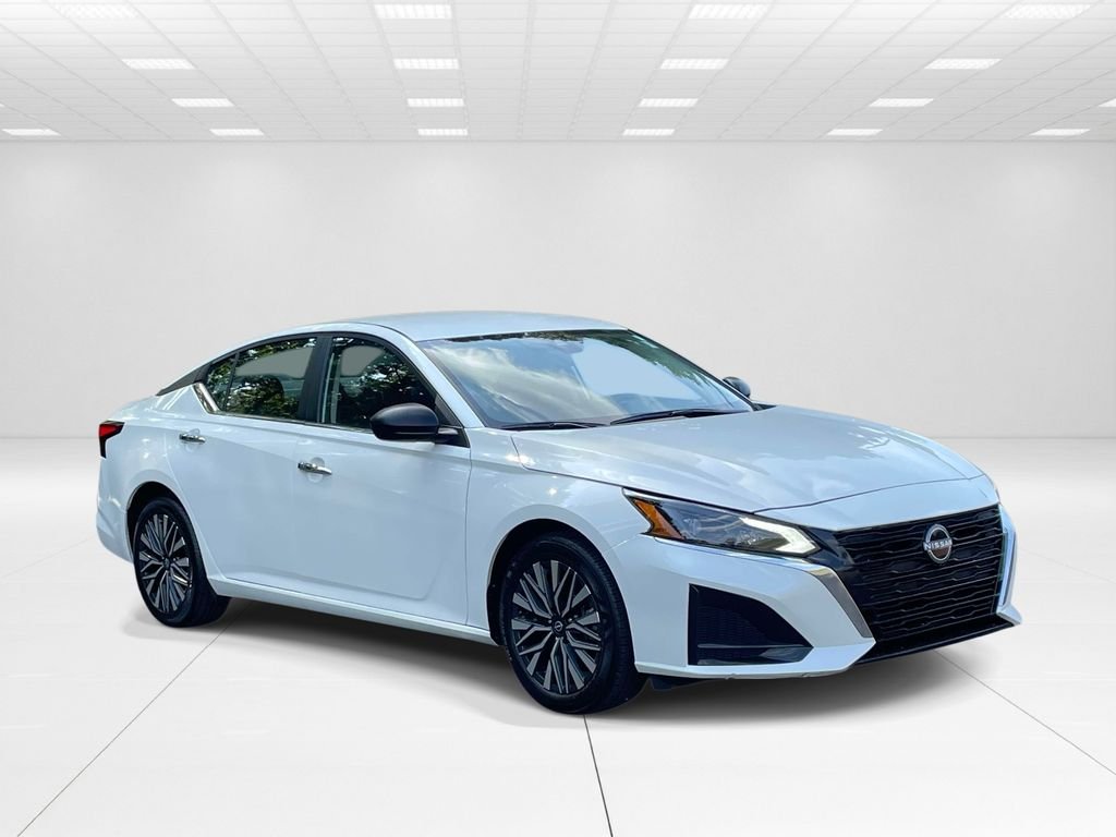Used 2025 White Nissan 2.5 SV image 1
