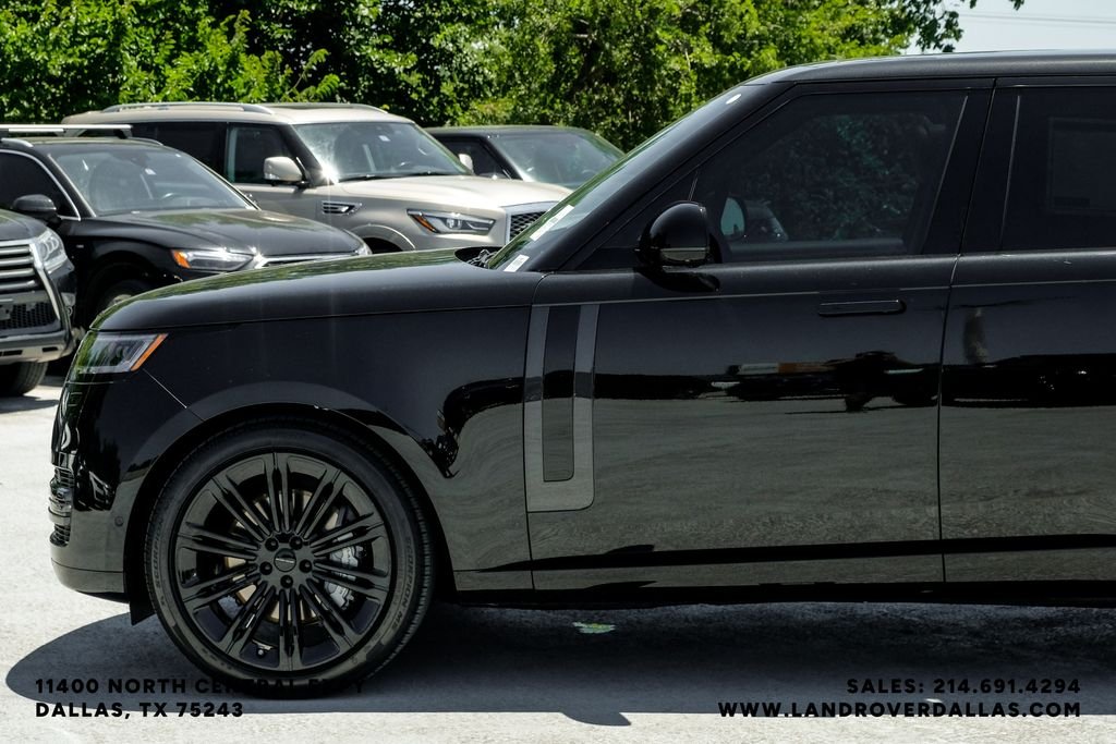 New 2026 Santorini Black Metallic Land Rover SE image 14