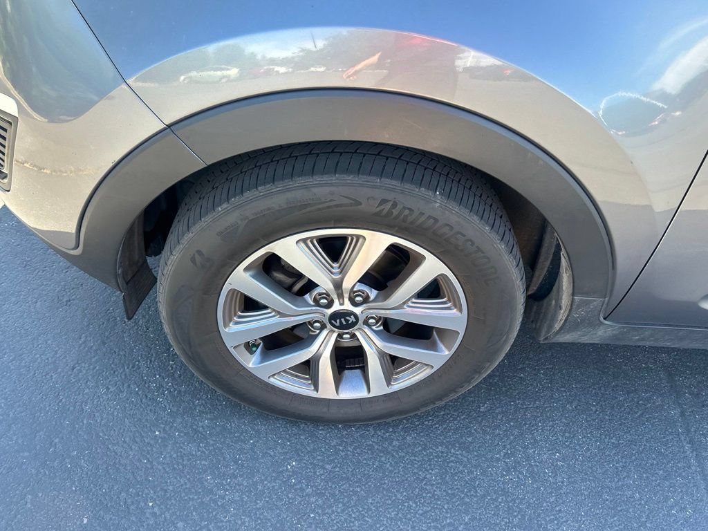 Used 2016 Mineral Silver Kia LX image 18