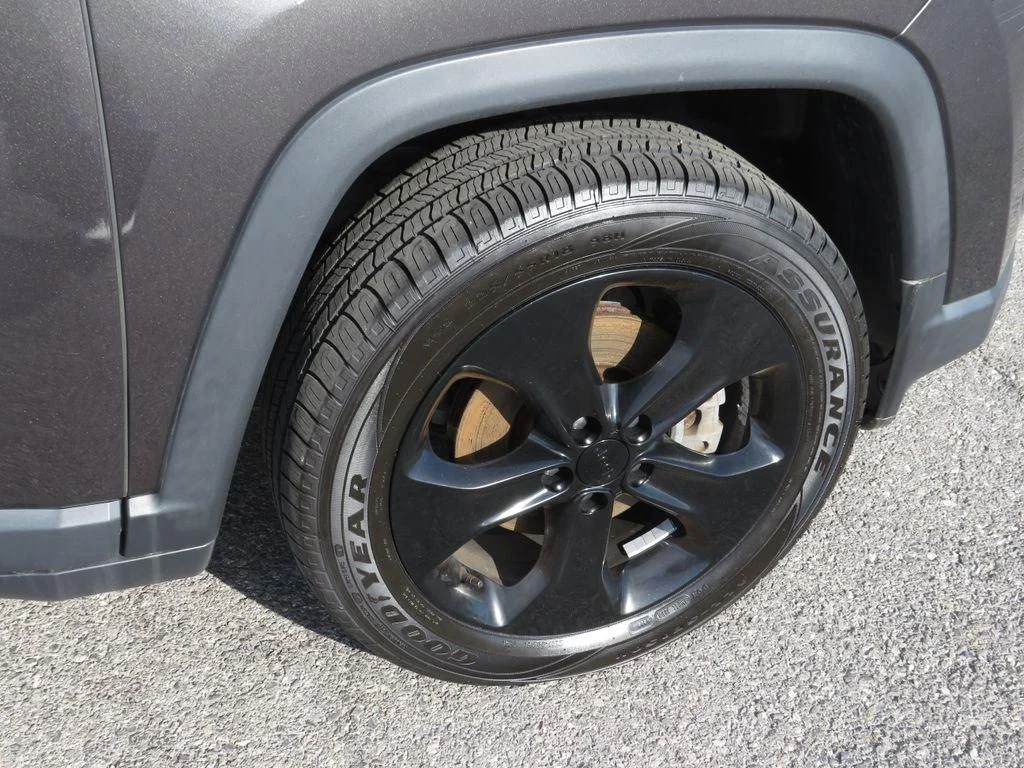 Used 2019 Granite Crystal Metallic Clear Jeep Altitude image 10