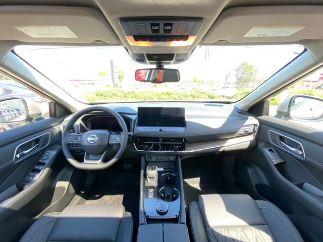 New 2026 Champagne Silver Metallic / Super Black Two-tone Nissan Platinum image 10