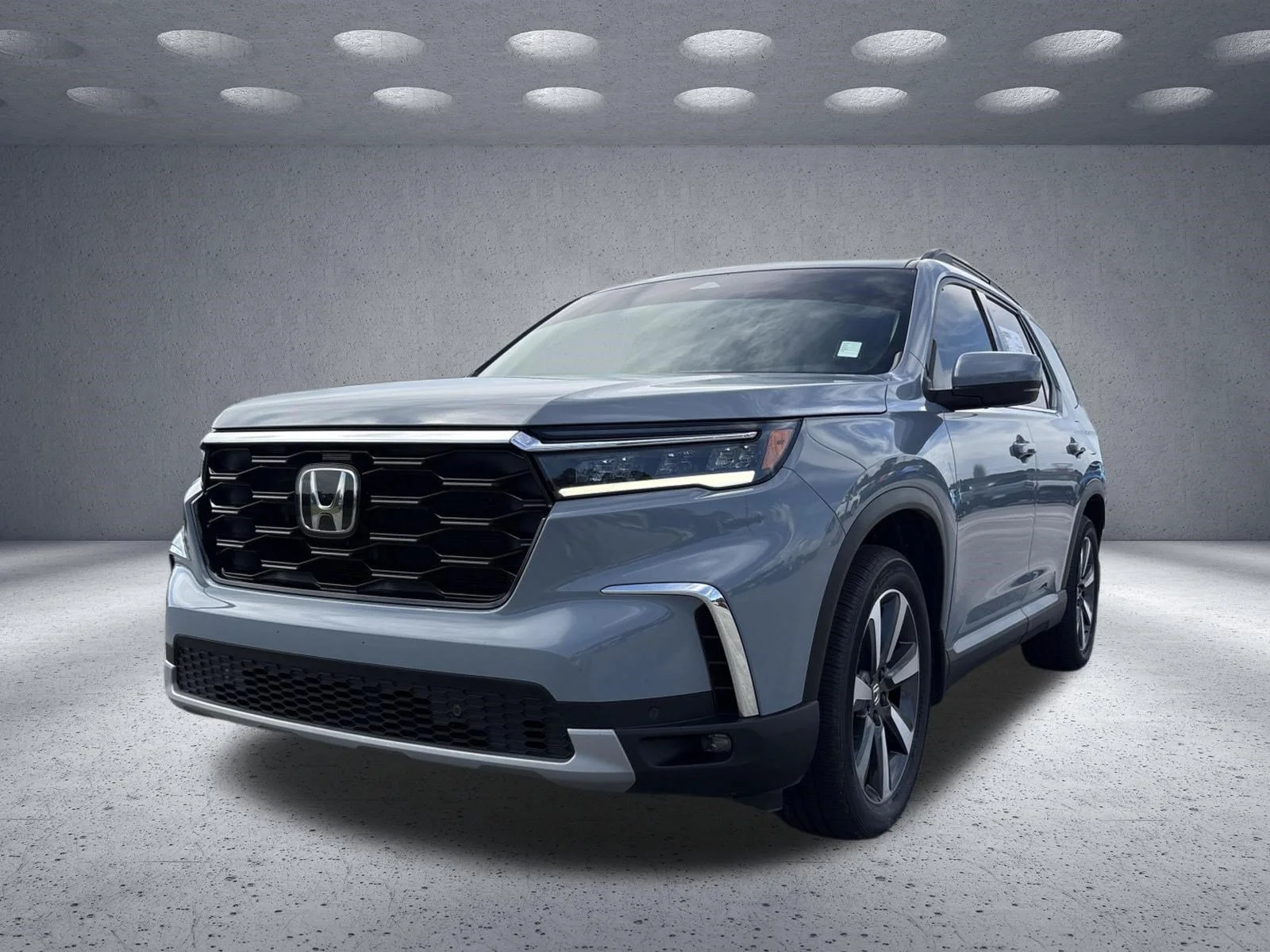 Used 2024 Sonic Gray Pearl Honda Touring image 1
