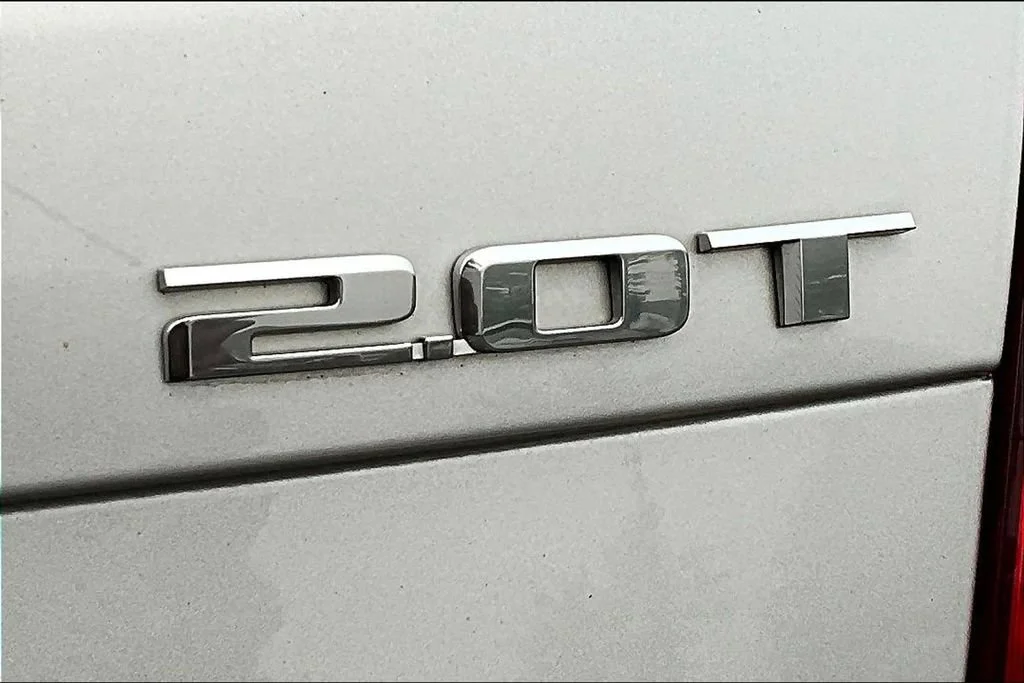 Used 2018 RADIANT SILVER METALLIC Cadillac Luxury AWD image 24