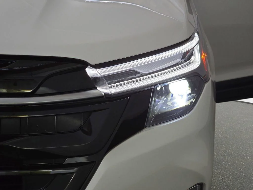 Used 2025 White Subaru Touring image 33