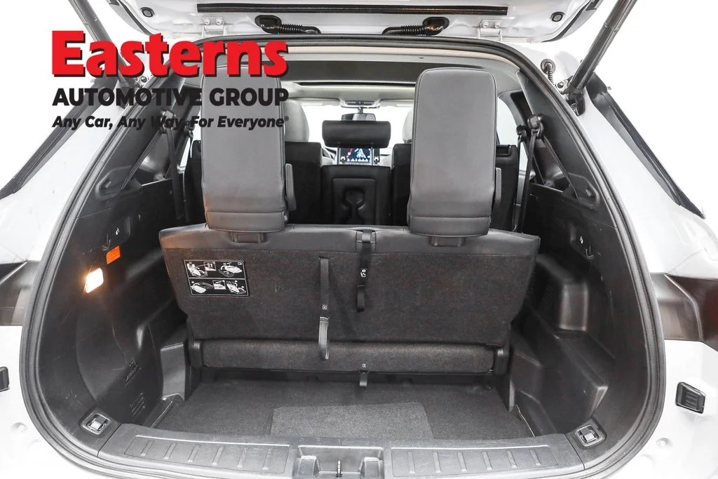Used 2023 White Mitsubishi SE image 9