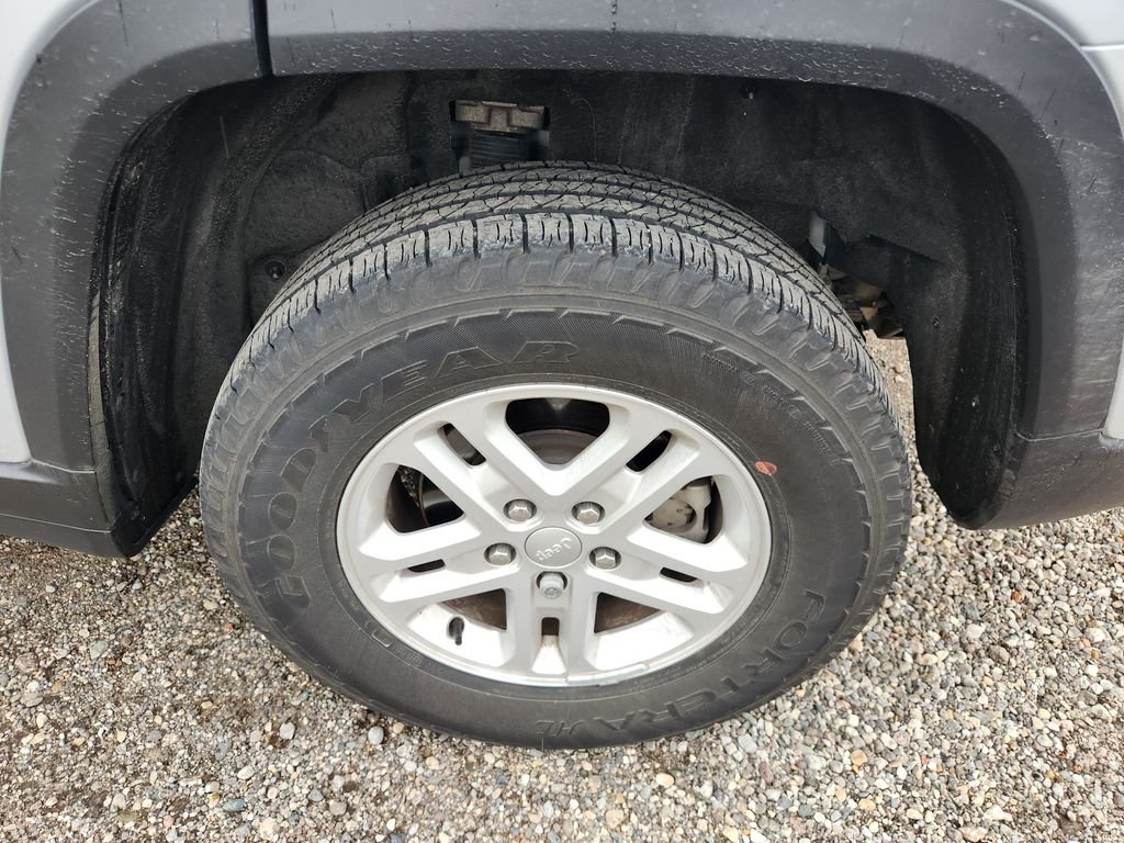 Used 2024 Silver Jeep Laredo image 25