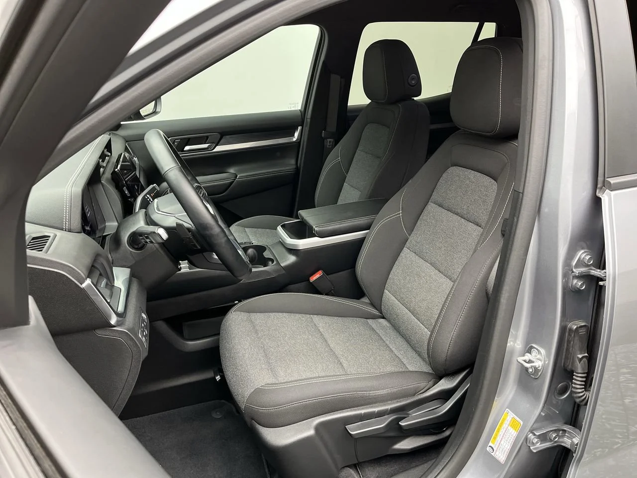 Used 2025 Sterling Metallic GMC Elevation image 9