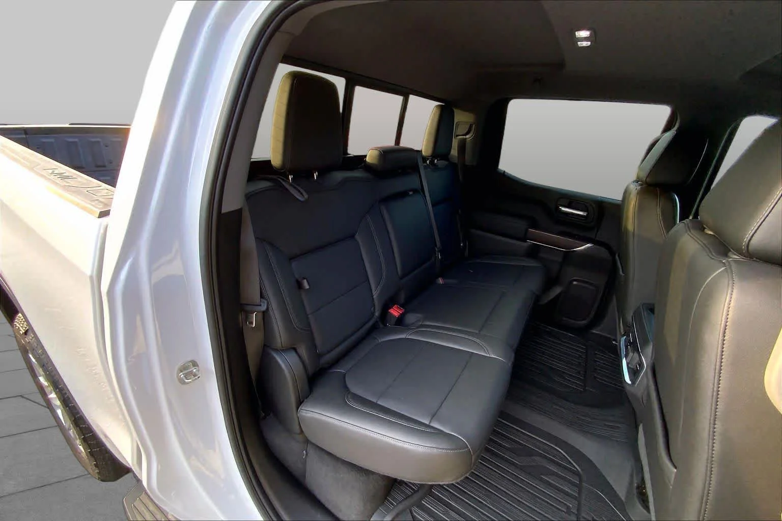 Used 2019 White Frost Tricoat GMC SLT image 17