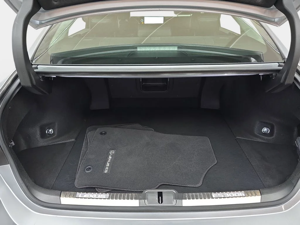 Used 2025 Silver Lexus 300h image 12