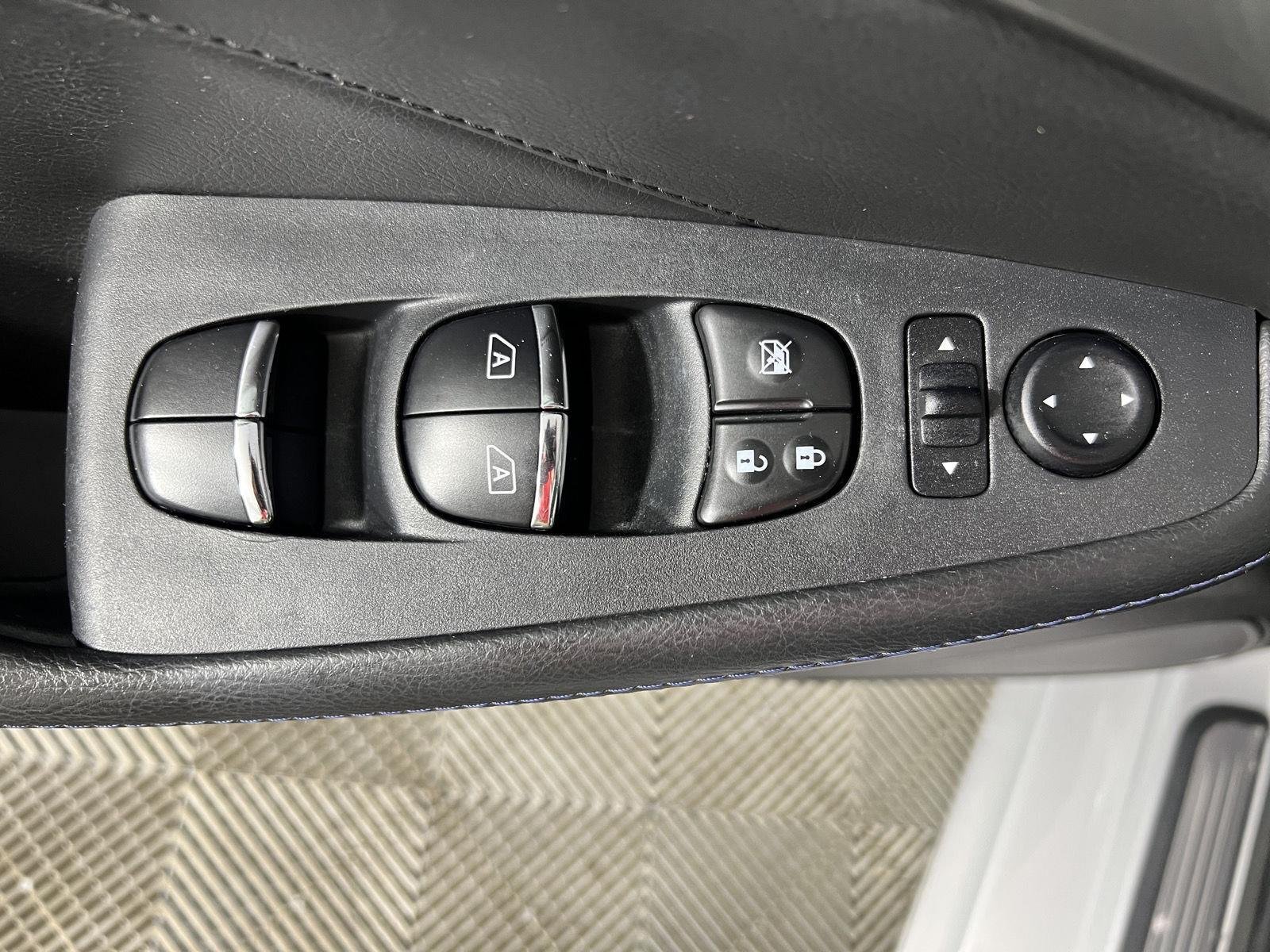 Used 2018 Brilliant Silver Nissan S image 15