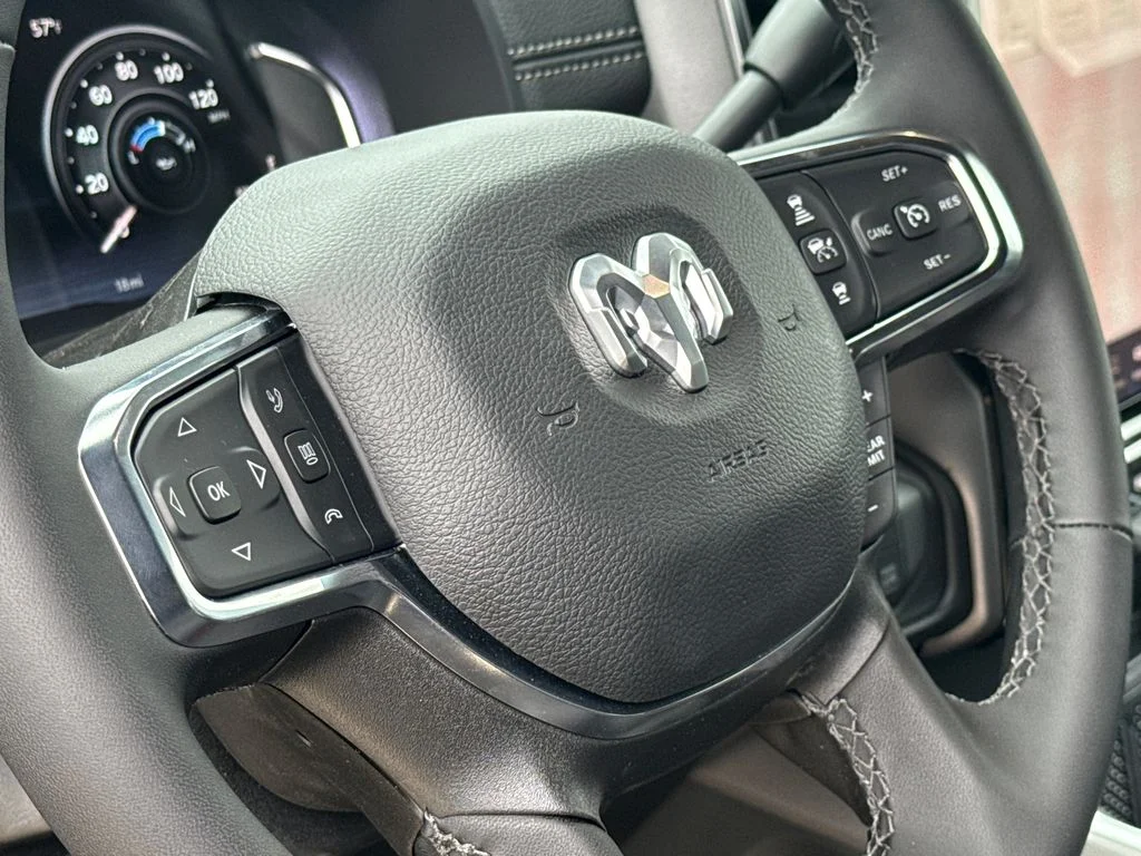 New 2026 Diamond Black Crystal Pearl-Coat Exterior Paint RAM Laramie image 29