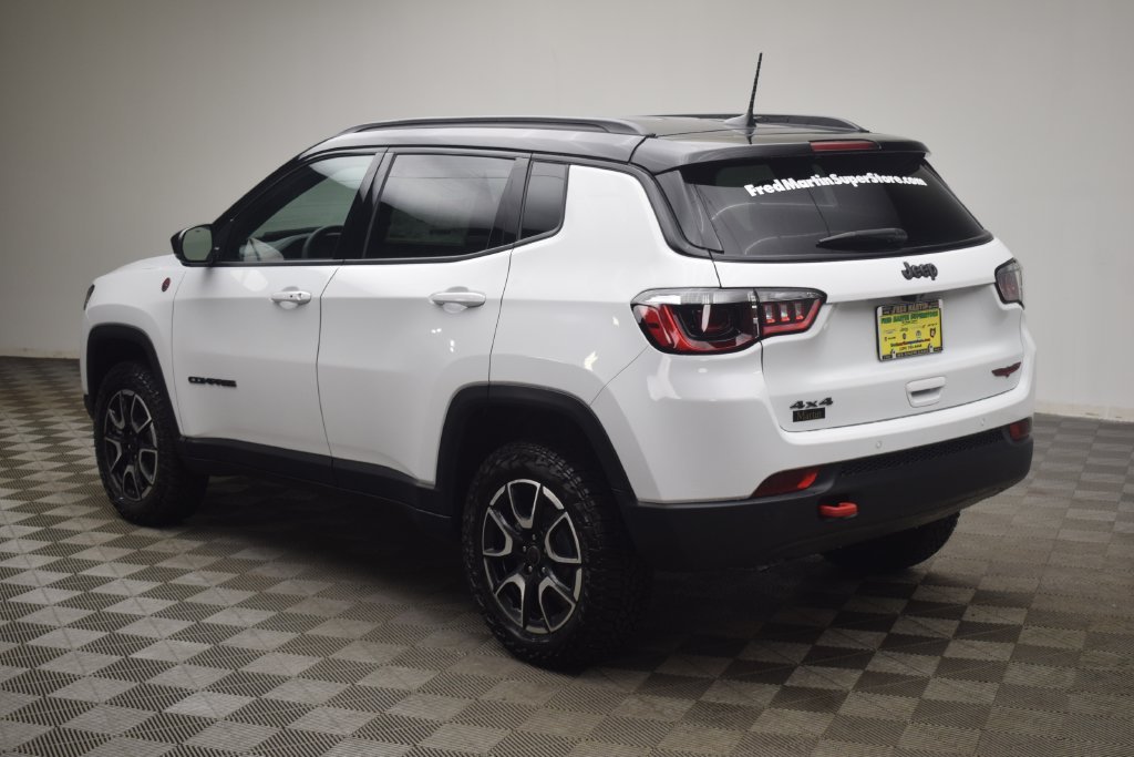 New 2026 Bright White Clear-Coat Exterior Paint Jeep Trailhawk image 11