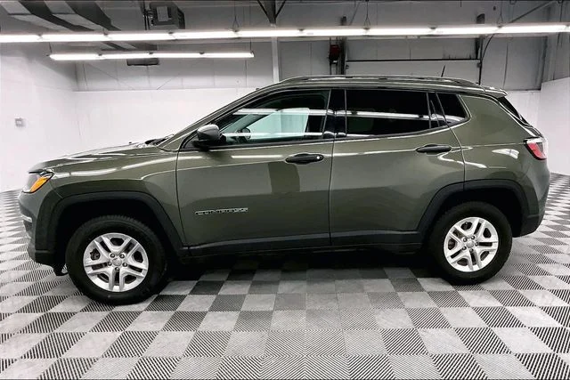 Used 2018 Olive Green Pearlcoat Jeep Sport image 13