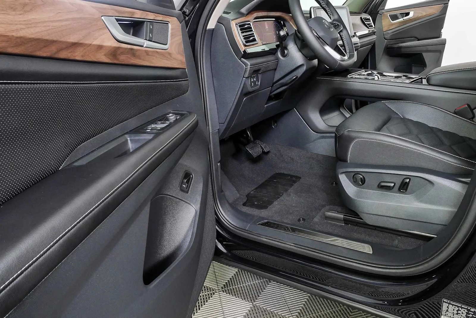 New 2026 Deep Black Pearl Volkswagen 2.0T SE w/Technology image 7