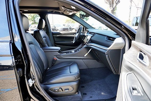 New 2026 Diamond Black Crystal Pearl-Coat Exterior Paint Jeep Limited image 14