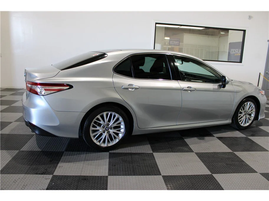 Used 2018 Silver Toyota XLE Sedan 4D image 5