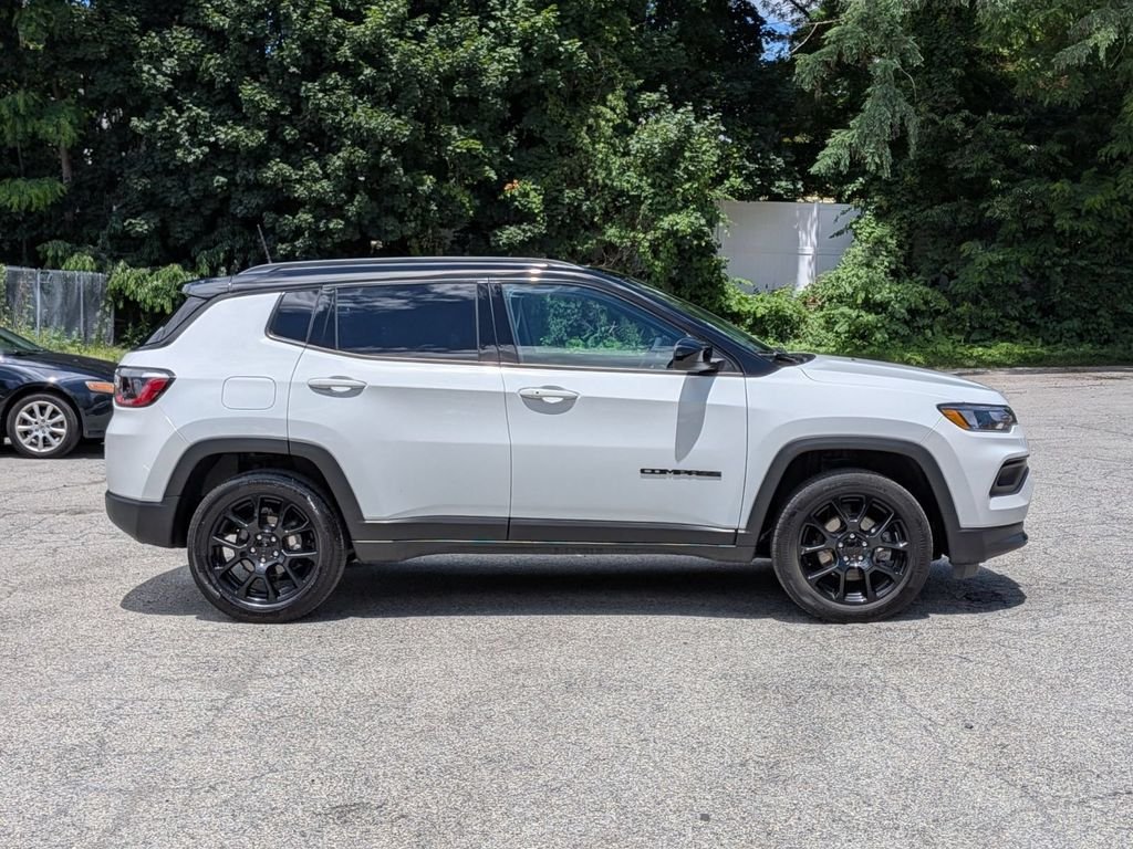 Used 2022 White Jeep Latitude image 2