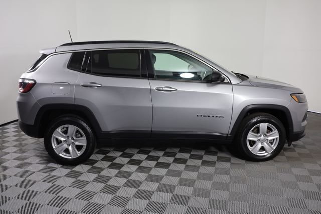 Used 2022 Silver Jeep Latitude image 9