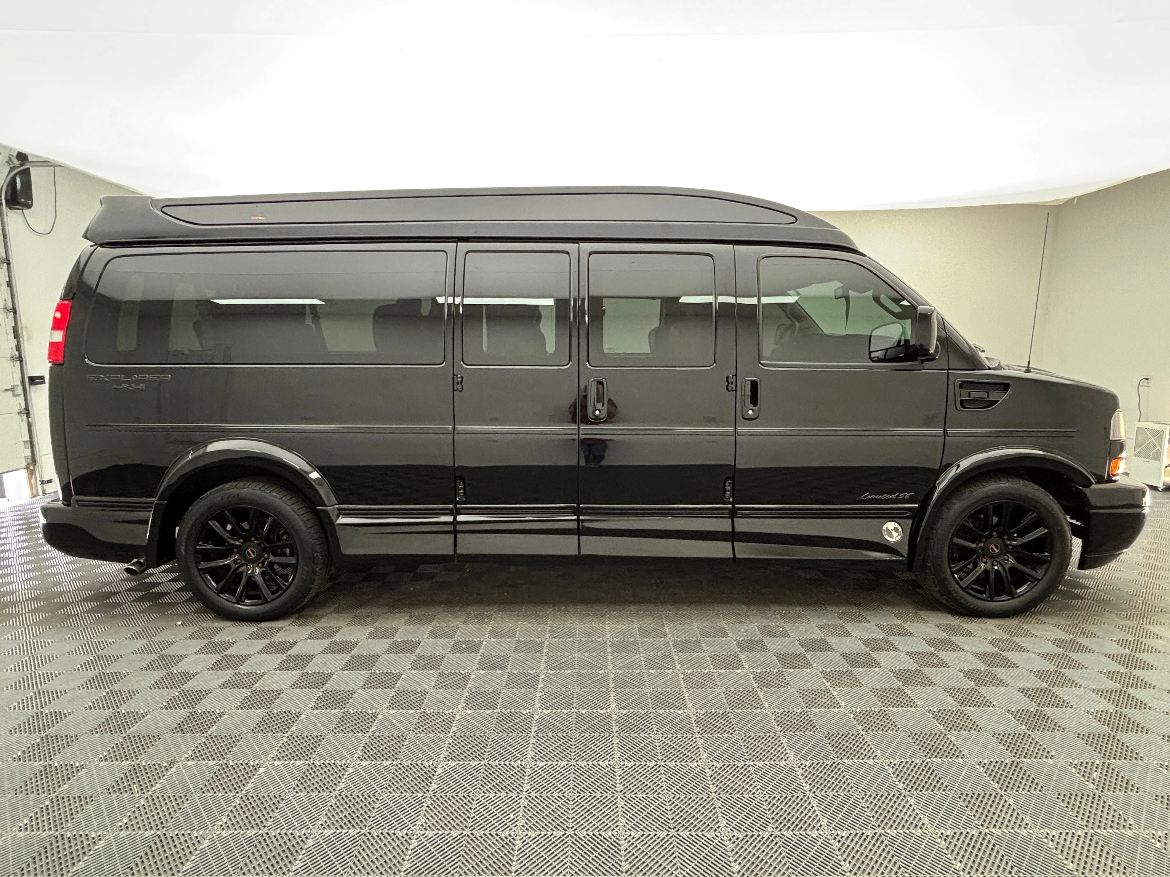 Used 2020 ONYX BLACK GMC NA image 6