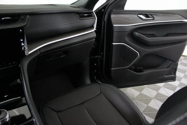 New 2026 Diamond Black Crystal Pearl-Coat Exterior Paint Jeep Limited image 15