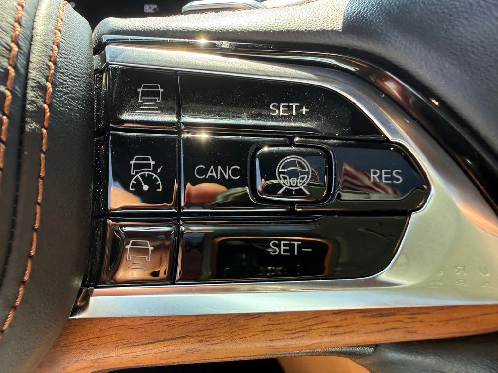 Used 2023 Gray Jeep Summit Reserve image 17