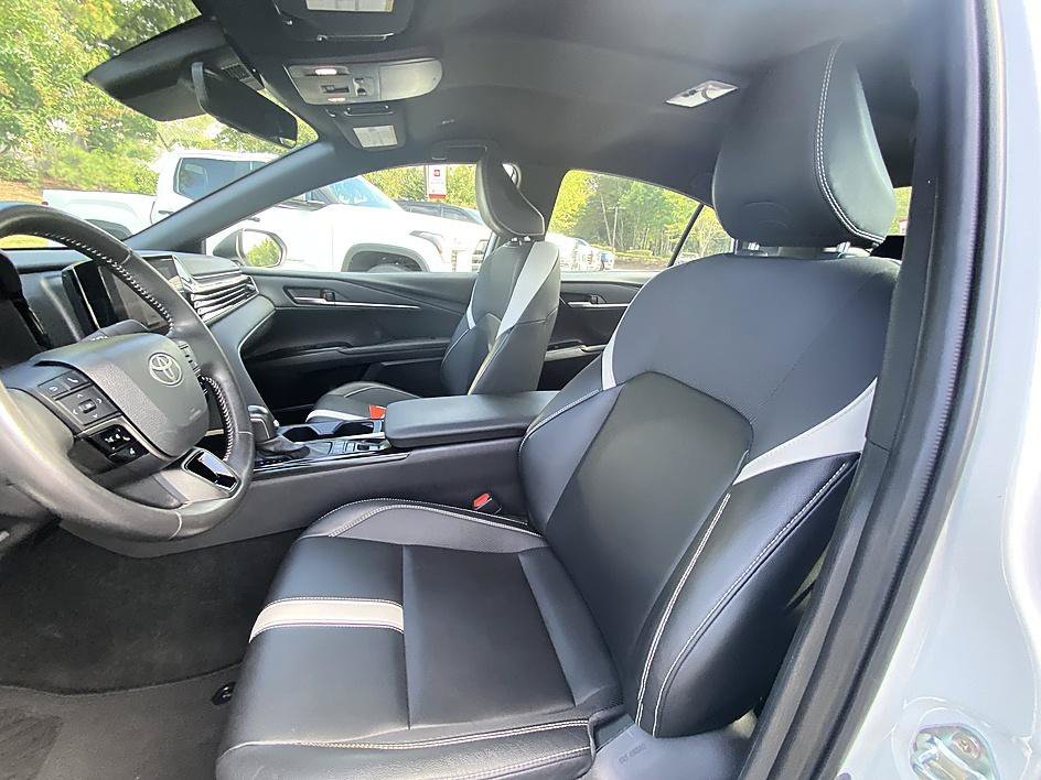Used 2025 Ice Cap Toyota SE image 11