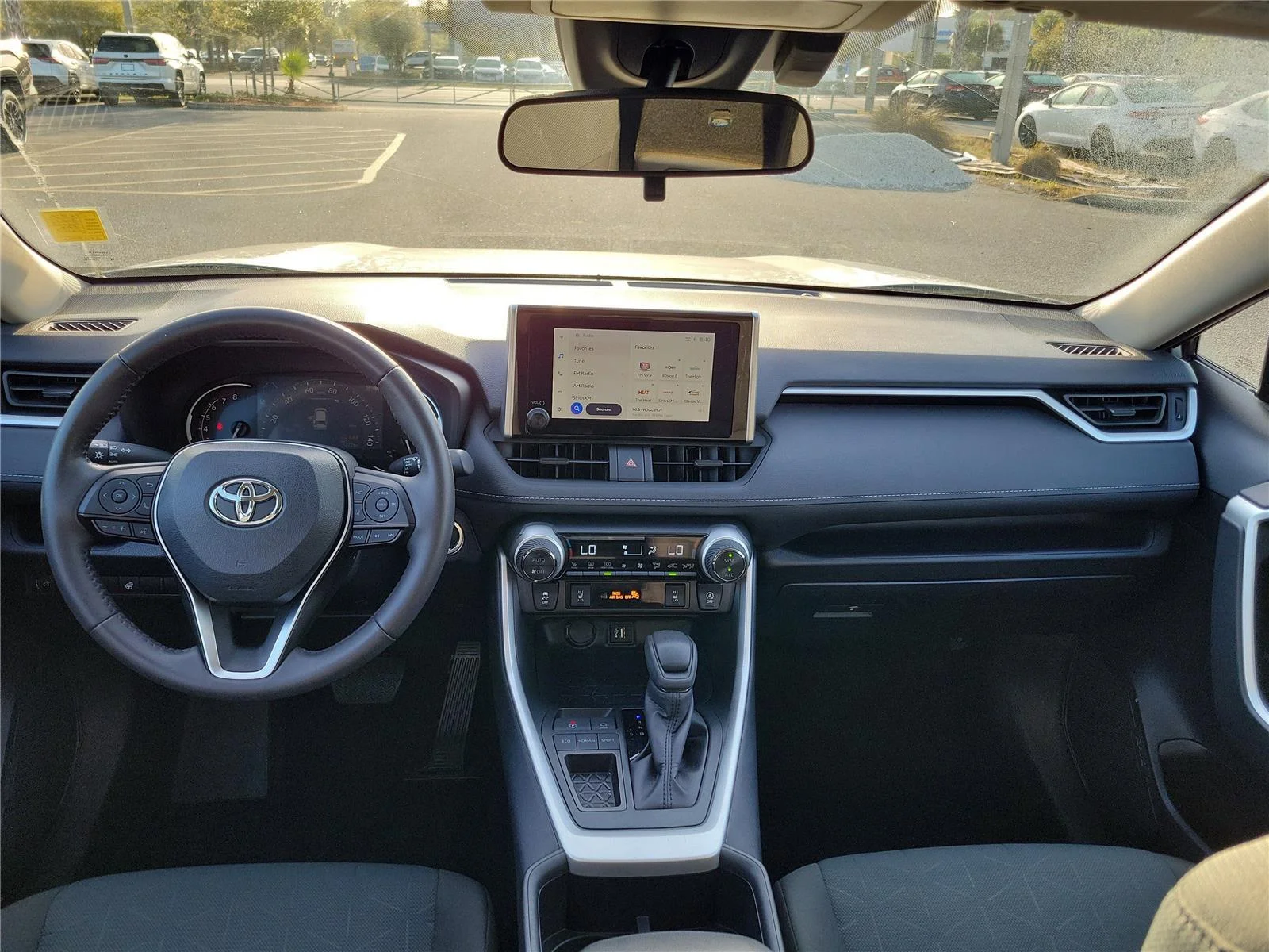 2025 Toyota RAV4 XLE - Photo 25