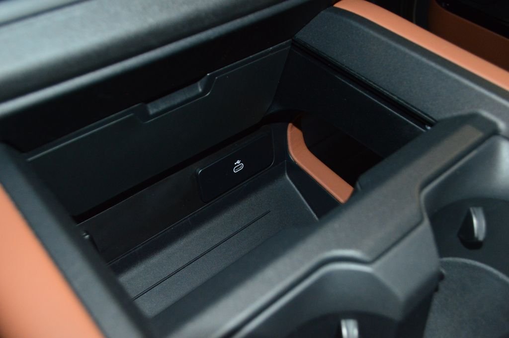 Used 2025 Gold Land Rover V8 image 29