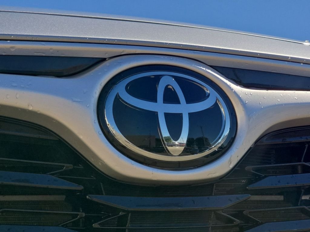 Used 2022 Silver Toyota XLE image 35