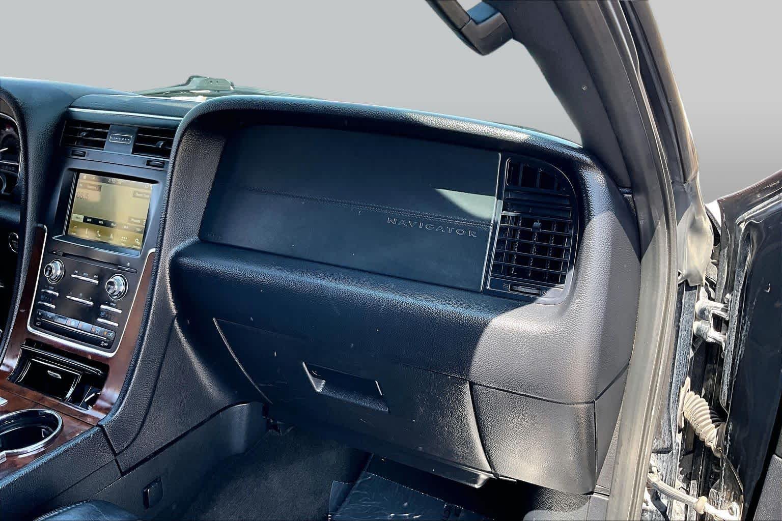 Used 2016 Black Velvet Lincoln Select image 18