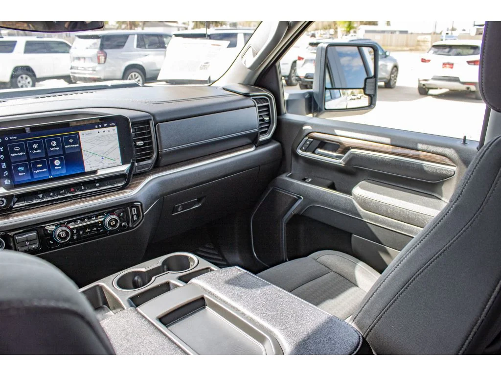Used 2025 SUMMIT WHITE Chevrolet LT image 17
