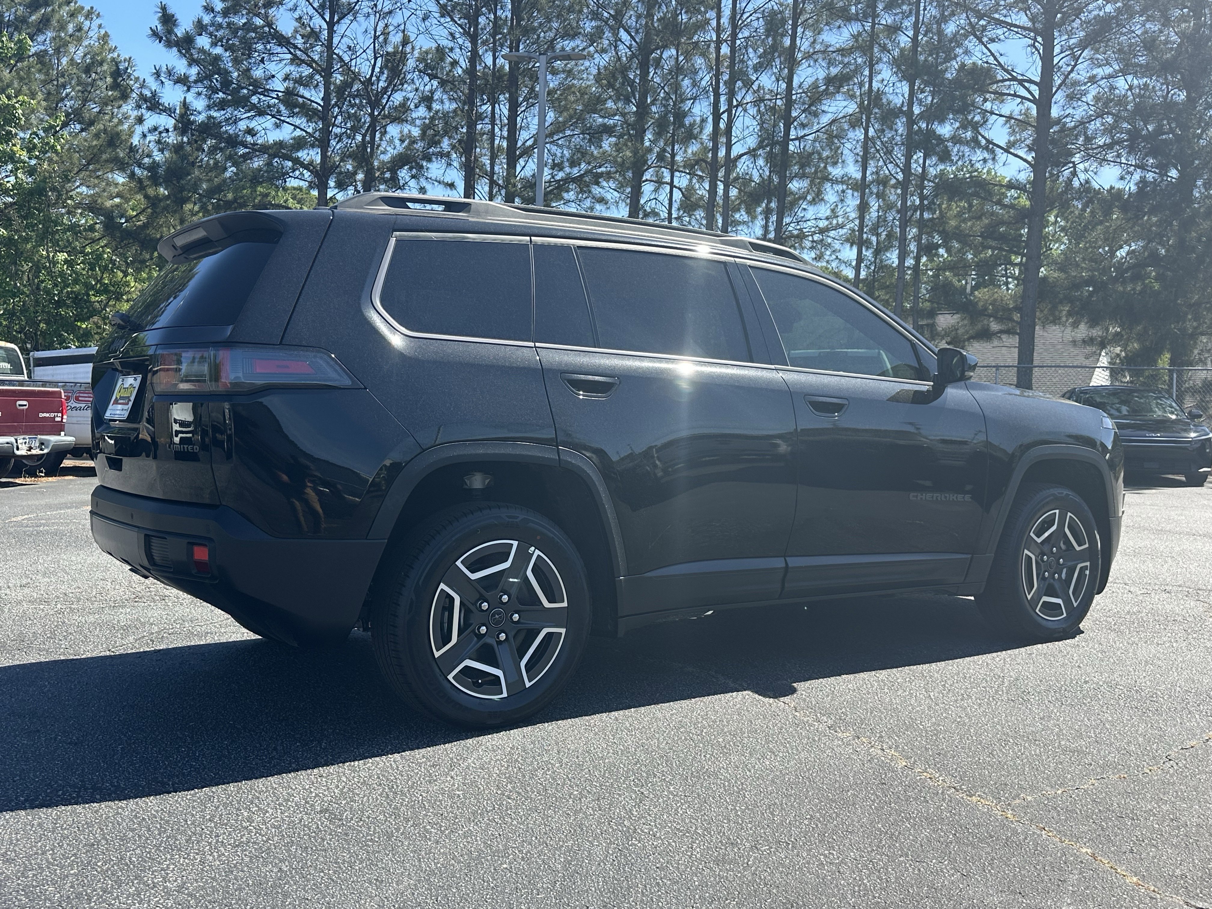 New 2026 Diamond Black Crystal Pearl-Coat Exterior Paint Jeep Limited image 8