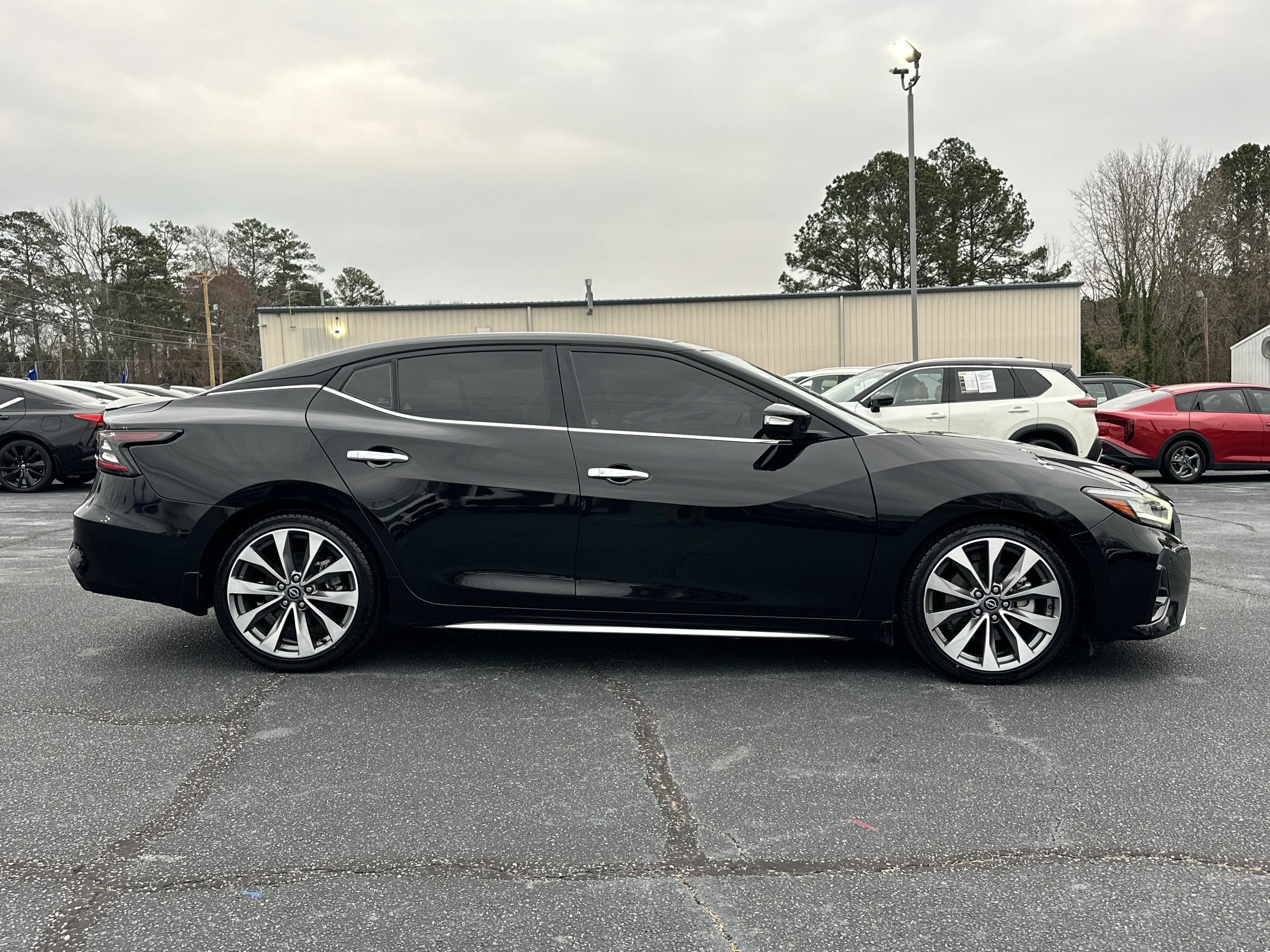 Used 2023 Super Black Nissan Platinum image 9